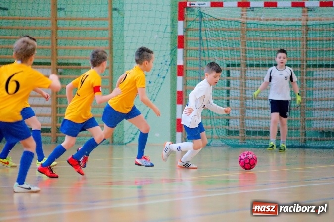 Zdjęcie w galerii na portalu naszraciborz.pl: Zimowa Liga Halowa: Ostatnia kolejka zmagań żaków wiadomości z regionu