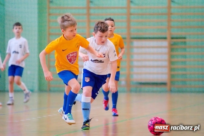 Zdjęcie w galerii na portalu naszraciborz.pl: Zimowa Liga Halowa: Ostatnia kolejka zmagań żaków wiadomości z regionu