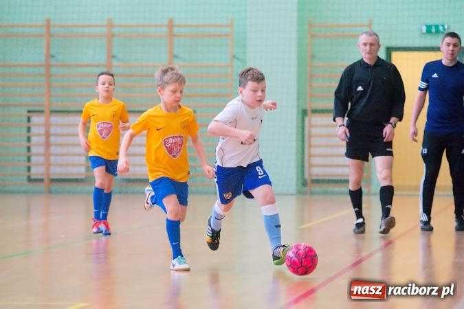 Zdjęcie w galerii na portalu naszraciborz.pl: Zimowa Liga Halowa: Ostatnia kolejka zmagań żaków wiadomości z regionu