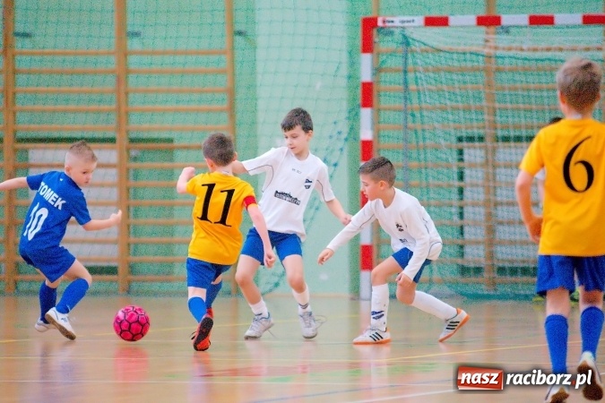 Zdjęcie w galerii na portalu naszraciborz.pl: Zimowa Liga Halowa: Ostatnia kolejka zmagań żaków wiadomości z regionu