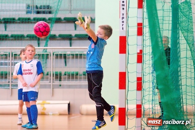Zdjęcie w galerii na portalu naszraciborz.pl: Zimowa Liga Halowa: Ostatnia kolejka zmagań żaków wiadomości z regionu