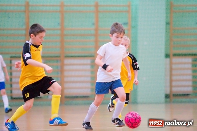 Zdjęcie w galerii na portalu naszraciborz.pl: Zimowa Liga Halowa: Ostatnia kolejka zmagań żaków wiadomości z regionu
