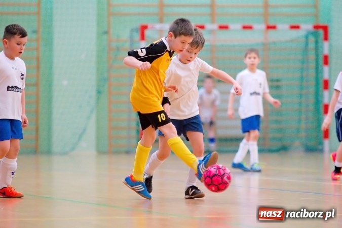 Zdjęcie w galerii na portalu naszraciborz.pl: Zimowa Liga Halowa: Ostatnia kolejka zmagań żaków wiadomości z regionu