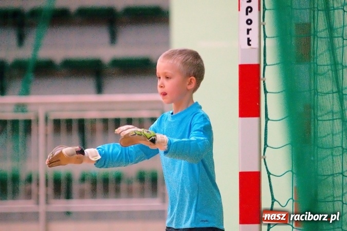 Zdjęcie w galerii na portalu naszraciborz.pl: Zimowa Liga Halowa: Ostatnia kolejka zmagań żaków wiadomości z regionu
