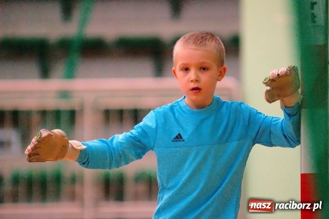 Zdjęcie w galerii na portalu naszraciborz.pl: Zimowa Liga Halowa: Ostatnia kolejka zmagań żaków wiadomości z regionu