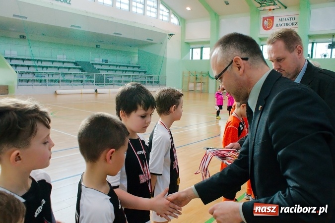Zdjęcie w galerii na portalu naszraciborz.pl: Zimowa Liga Halowa: Ostatnia kolejka zmagań żaków wiadomości z regionu