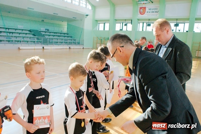 Zdjęcie w galerii na portalu naszraciborz.pl: Zimowa Liga Halowa: Ostatnia kolejka zmagań żaków wiadomości z regionu