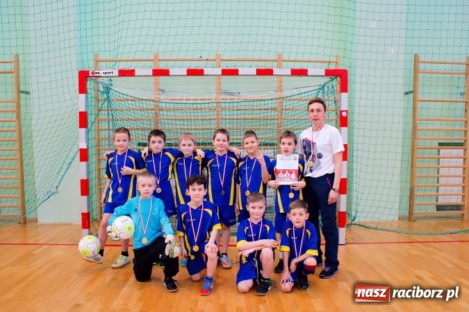 Zdjęcie w galerii na portalu naszraciborz.pl: Zimowa Liga Halowa: Ostatnia kolejka zmagań żaków wiadomości z regionu