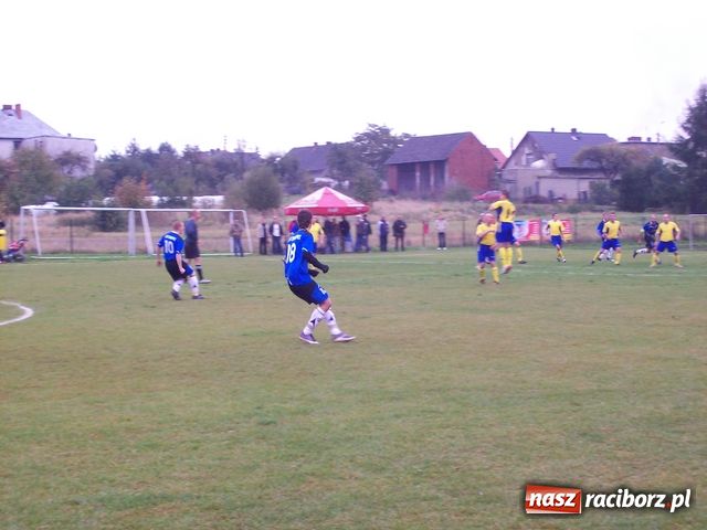 Zdjęcie w galerii na portalu naszraciborz.pl: Markowice - Chałupki: Festiwal czerwonych kartek wiadomości z regionu