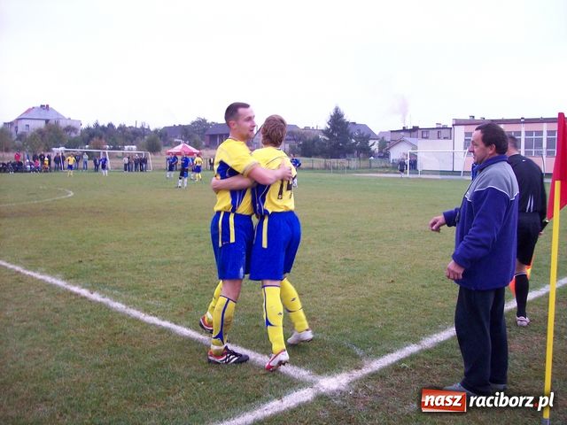 Zdjęcie w galerii na portalu naszraciborz.pl: Markowice - Chałupki: Festiwal czerwonych kartek wiadomości z regionu