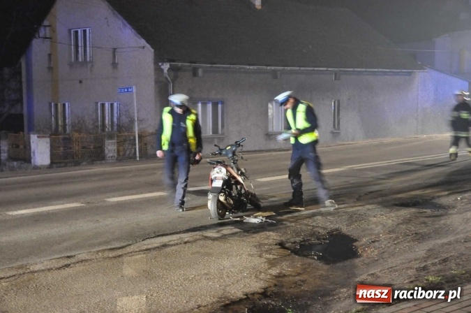 Zdjęcie w galerii na portalu naszraciborz.pl: Czołowe zderzenie skutera i skody pomiędzy Kornowacem a Rzuchowem wiadomości z regionu