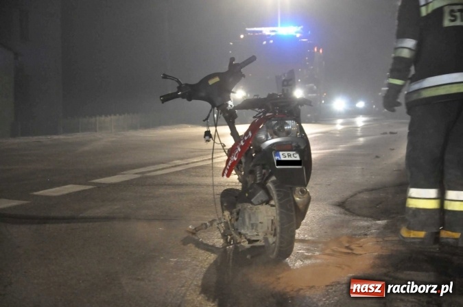 Zdjęcie w galerii na portalu naszraciborz.pl: Czołowe zderzenie skutera i skody pomiędzy Kornowacem a Rzuchowem wiadomości z regionu
