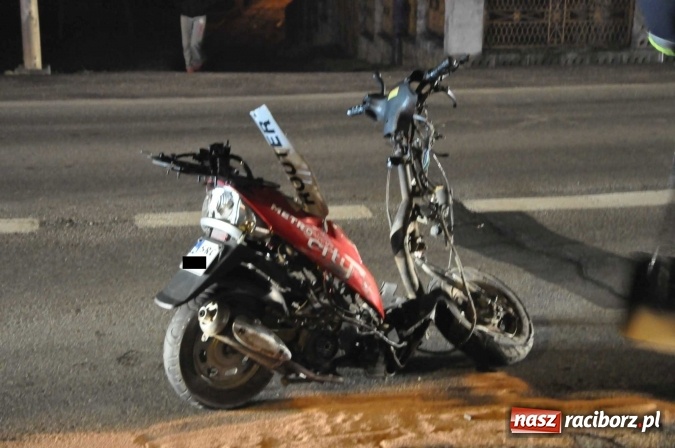 Zdjęcie w galerii na portalu naszraciborz.pl: Czołowe zderzenie skutera i skody pomiędzy Kornowacem a Rzuchowem wiadomości z regionu