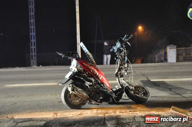 Zdjęcie w galerii na portalu naszraciborz.pl: Czołowe zderzenie skutera i skody pomiędzy Kornowacem a Rzuchowem wiadomości z regionu