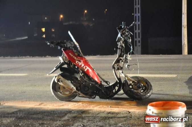 Zdjęcie w galerii na portalu naszraciborz.pl: Czołowe zderzenie skutera i skody pomiędzy Kornowacem a Rzuchowem wiadomości z regionu