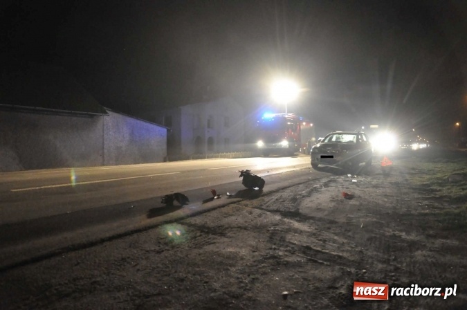 Zdjęcie w galerii na portalu naszraciborz.pl: Czołowe zderzenie skutera i skody pomiędzy Kornowacem a Rzuchowem wiadomości z regionu