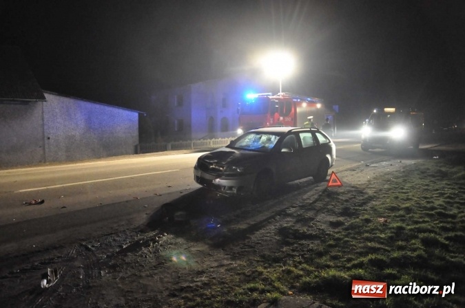 Zdjęcie w galerii na portalu naszraciborz.pl: Czołowe zderzenie skutera i skody pomiędzy Kornowacem a Rzuchowem wiadomości z regionu