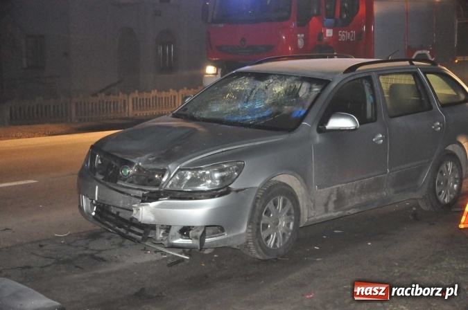 Zdjęcie w galerii na portalu naszraciborz.pl: Czołowe zderzenie skutera i skody pomiędzy Kornowacem a Rzuchowem wiadomości z regionu