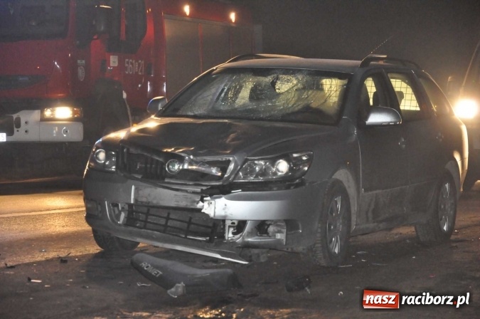 Zdjęcie w galerii na portalu naszraciborz.pl: Czołowe zderzenie skutera i skody pomiędzy Kornowacem a Rzuchowem wiadomości z regionu