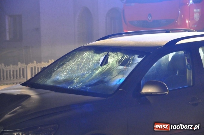 Zdjęcie w galerii na portalu naszraciborz.pl: Czołowe zderzenie skutera i skody pomiędzy Kornowacem a Rzuchowem wiadomości z regionu