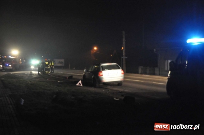 Zdjęcie w galerii na portalu naszraciborz.pl: Czołowe zderzenie skutera i skody pomiędzy Kornowacem a Rzuchowem wiadomości z regionu