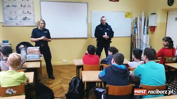 Zdjęcie w galerii na portalu naszraciborz.pl: Policyjna pogadanka na temat bezpieczeństwa w Internecie w SP 13  wiadomości z regionu
