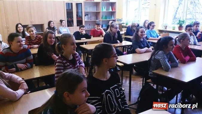 Zdjęcie w galerii na portalu naszraciborz.pl: Policyjna pogadanka na temat bezpieczeństwa w Internecie w SP 13  wiadomości z regionu