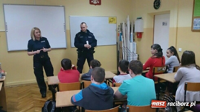 Zdjęcie w galerii na portalu naszraciborz.pl: Policyjna pogadanka na temat bezpieczeństwa w Internecie w SP 13  wiadomości z regionu