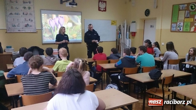 Zdjęcie w galerii na portalu naszraciborz.pl: Policyjna pogadanka na temat bezpieczeństwa w Internecie w SP 13  wiadomości z regionu