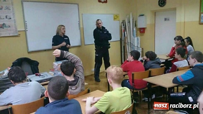 Zdjęcie w galerii na portalu naszraciborz.pl: Policyjna pogadanka na temat bezpieczeństwa w Internecie w SP 13  wiadomości z regionu