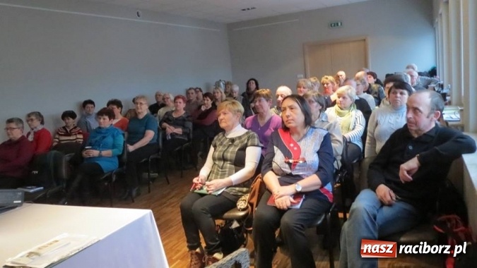 Zdjęcie w galerii na portalu naszraciborz.pl: Studenci UTW z Kuźni Raciborskiej z Ogólnopolską Kartą Seniora  wiadomości z regionu