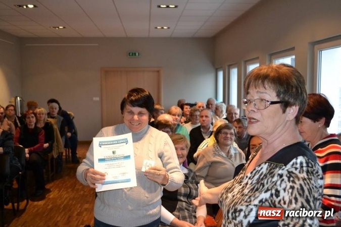 Zdjęcie w galerii na portalu naszraciborz.pl: Studenci UTW z Kuźni Raciborskiej z Ogólnopolską Kartą Seniora  wiadomości z regionu
