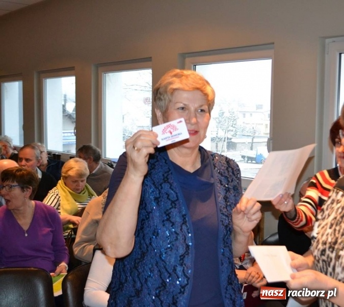 Zdjęcie w galerii na portalu naszraciborz.pl: Studenci UTW z Kuźni Raciborskiej z Ogólnopolską Kartą Seniora  wiadomości z regionu