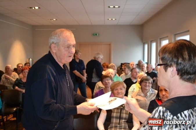 Zdjęcie w galerii na portalu naszraciborz.pl: Studenci UTW z Kuźni Raciborskiej z Ogólnopolską Kartą Seniora  wiadomości z regionu