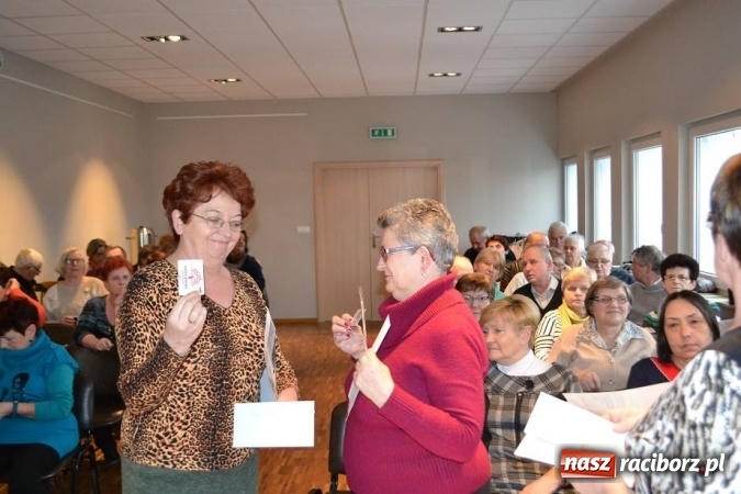 Zdjęcie w galerii na portalu naszraciborz.pl: Studenci UTW z Kuźni Raciborskiej z Ogólnopolską Kartą Seniora  wiadomości z regionu