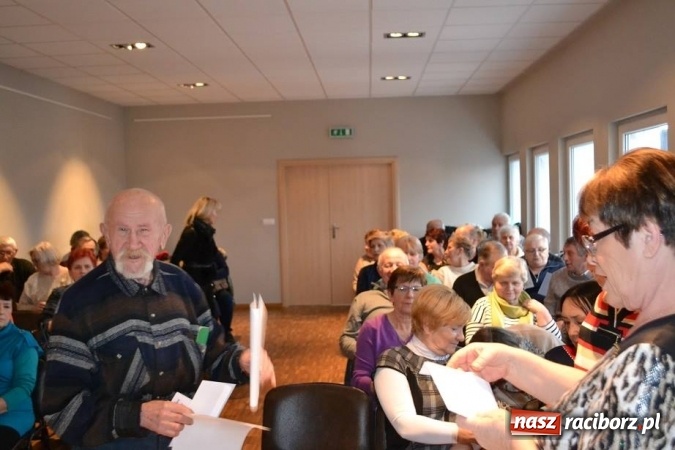 Zdjęcie w galerii na portalu naszraciborz.pl: Studenci UTW z Kuźni Raciborskiej z Ogólnopolską Kartą Seniora  wiadomości z regionu