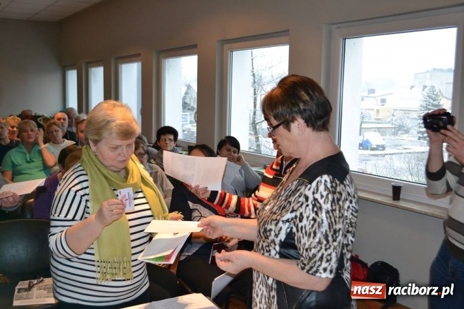 Zdjęcie w galerii na portalu naszraciborz.pl: Studenci UTW z Kuźni Raciborskiej z Ogólnopolską Kartą Seniora  wiadomości z regionu