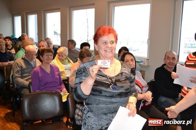 Zdjęcie w galerii na portalu naszraciborz.pl: Studenci UTW z Kuźni Raciborskiej z Ogólnopolską Kartą Seniora  wiadomości z regionu
