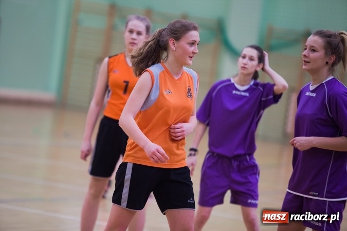 Zdjęcie w galerii na portalu naszraciborz.pl: Powiatowe Rozgrywki Szkół Ponadgimnazjalnych w Koszykówce Dziewczyn wiadomości z regionu