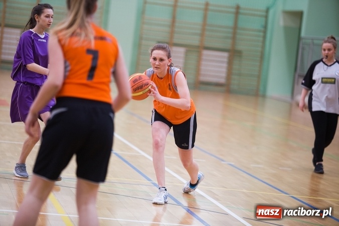 Zdjęcie w galerii na portalu naszraciborz.pl: Powiatowe Rozgrywki Szkół Ponadgimnazjalnych w Koszykówce Dziewczyn wiadomości z regionu