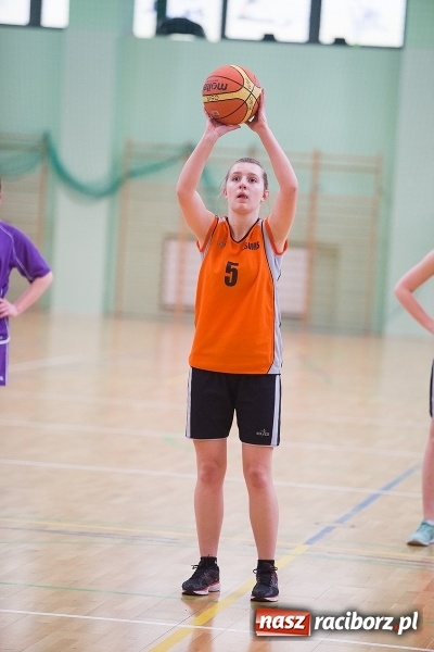 Zdjęcie w galerii na portalu naszraciborz.pl: Powiatowe Rozgrywki Szkół Ponadgimnazjalnych w Koszykówce Dziewczyn wiadomości z regionu