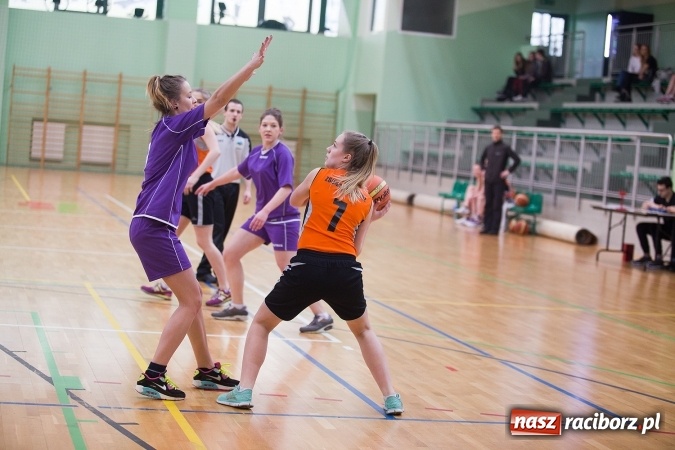 Zdjęcie w galerii na portalu naszraciborz.pl: Powiatowe Rozgrywki Szkół Ponadgimnazjalnych w Koszykówce Dziewczyn wiadomości z regionu