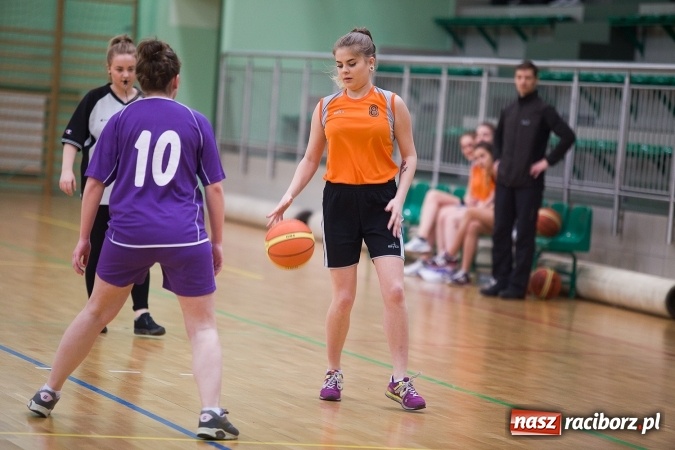 Zdjęcie w galerii na portalu naszraciborz.pl: Powiatowe Rozgrywki Szkół Ponadgimnazjalnych w Koszykówce Dziewczyn wiadomości z regionu