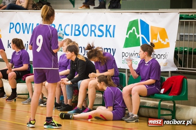 Zdjęcie w galerii na portalu naszraciborz.pl: Powiatowe Rozgrywki Szkół Ponadgimnazjalnych w Koszykówce Dziewczyn wiadomości z regionu