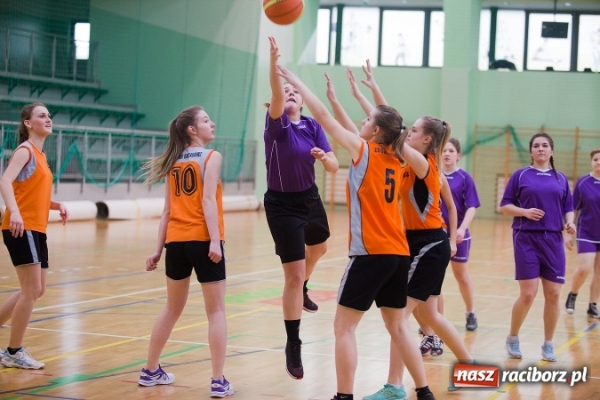Zdjęcie w galerii na portalu naszraciborz.pl: Powiatowe Rozgrywki Szkół Ponadgimnazjalnych w Koszykówce Dziewczyn wiadomości z regionu