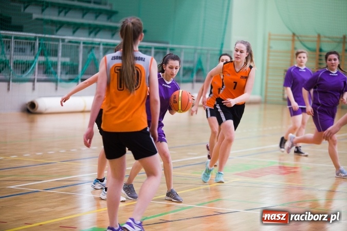 Zdjęcie w galerii na portalu naszraciborz.pl: Powiatowe Rozgrywki Szkół Ponadgimnazjalnych w Koszykówce Dziewczyn wiadomości z regionu