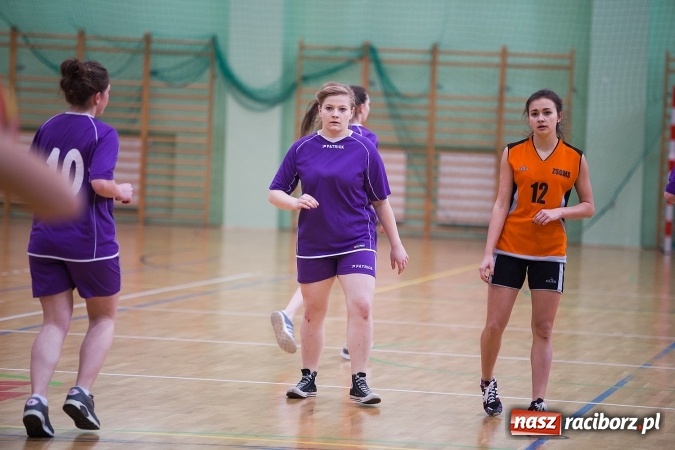 Zdjęcie w galerii na portalu naszraciborz.pl: Powiatowe Rozgrywki Szkół Ponadgimnazjalnych w Koszykówce Dziewczyn wiadomości z regionu