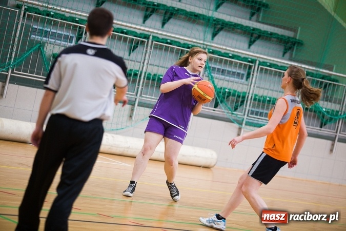 Zdjęcie w galerii na portalu naszraciborz.pl: Powiatowe Rozgrywki Szkół Ponadgimnazjalnych w Koszykówce Dziewczyn wiadomości z regionu