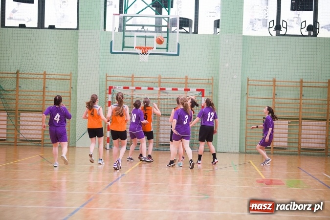 Zdjęcie w galerii na portalu naszraciborz.pl: Powiatowe Rozgrywki Szkół Ponadgimnazjalnych w Koszykówce Dziewczyn wiadomości z regionu