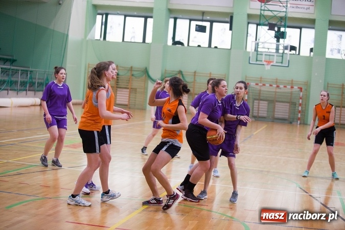 Zdjęcie w galerii na portalu naszraciborz.pl: Powiatowe Rozgrywki Szkół Ponadgimnazjalnych w Koszykówce Dziewczyn wiadomości z regionu